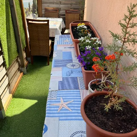 En Rez-de-jardin Apartment Nizza